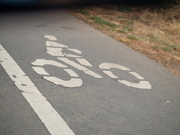 Foto hooghoekse weergave van het pijlteken op de weg