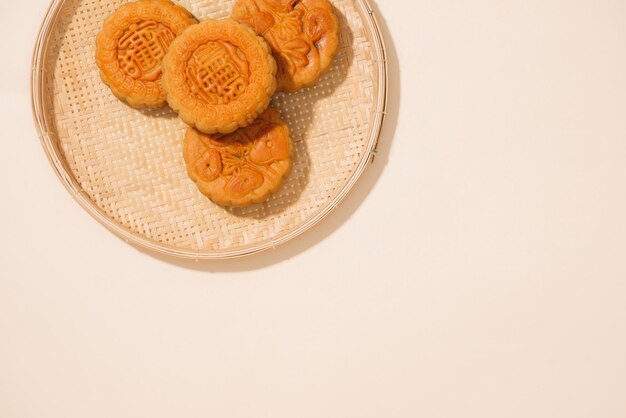 Foto hooghoekse weergave van koekjes in borden op tafel