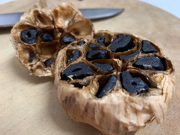 Foto hooghoekse weergave van koekjes in een bord op tafel