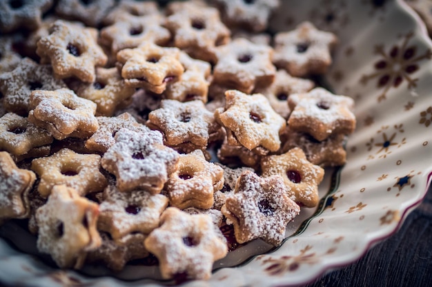 Hooghoekse weergave van koekjes in een kom