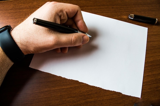 Foto hooghoekse weergave van menselijke hand op tafel