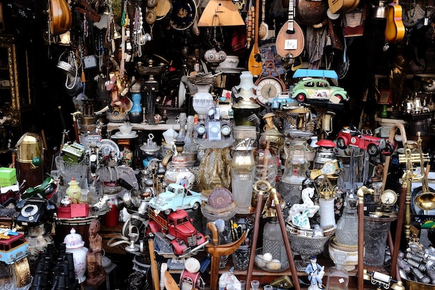Hooghoekse weergave van objecten op een marktkraam voor verkoop