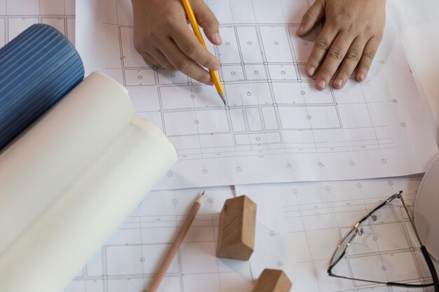 Hooghoekse weergave van papier in de hand op tafel