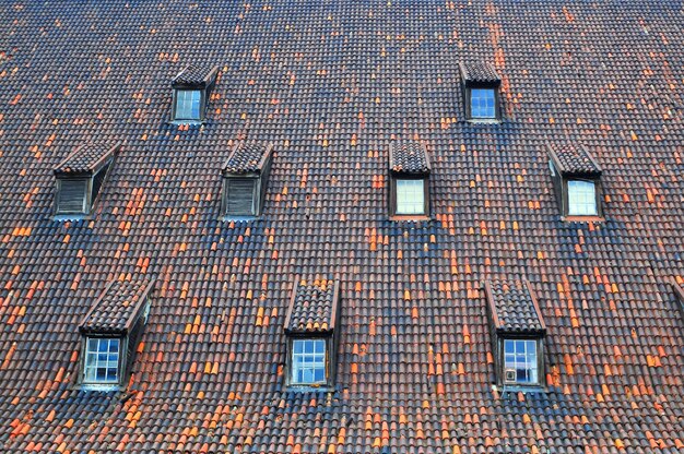 Hooghoekse weergave van ramen op het dak van een gebouw