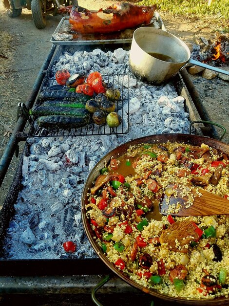 Foto hooghoekse weergave van voedsel op de barbecue grill