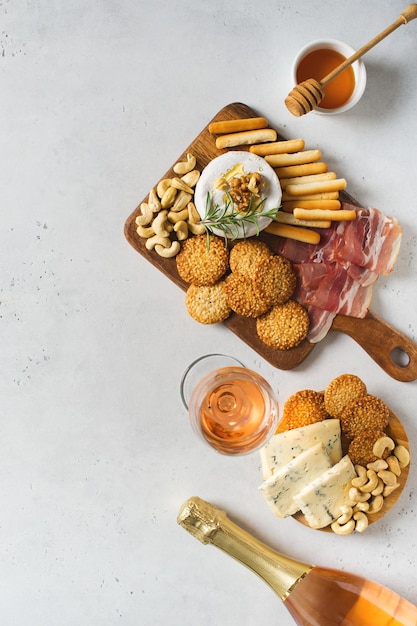 Foto hooghoekse weergave van voedsel op tafel