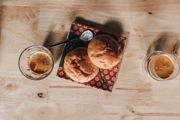 Hooghoekse weergave van voedsel op tafel