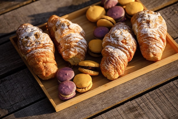 Hooghoekse weergave van voedsel op tafel