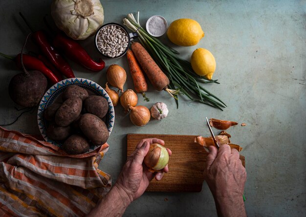 Foto hooghoekse weergave van voedsel op tafel