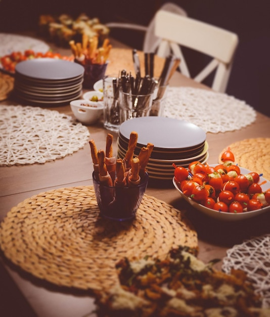 Hooghoekse weergave van voedsel op tafel