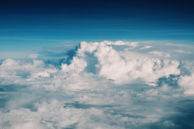 Hooghoekse weergave van wolken aan de hemel