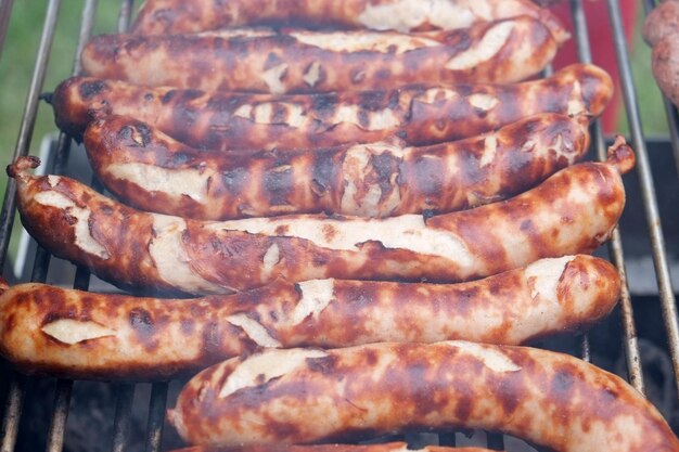 Foto hooghoekse weergave van worstjes op de barbecue grill