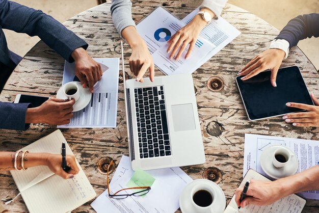 Foto hooghoekse weergave van zakelijke collega's die aan tafel werken