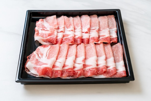 Hooghoekweergave van brood op een bord