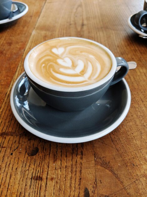 Hooghoekweergave van cappuccino op tafel