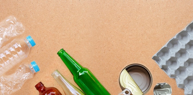 Hooghoekweergave van de fles op tafel