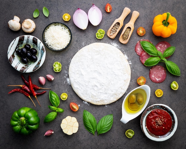 Foto hooghoekweergave van de ingrediënten op tafel