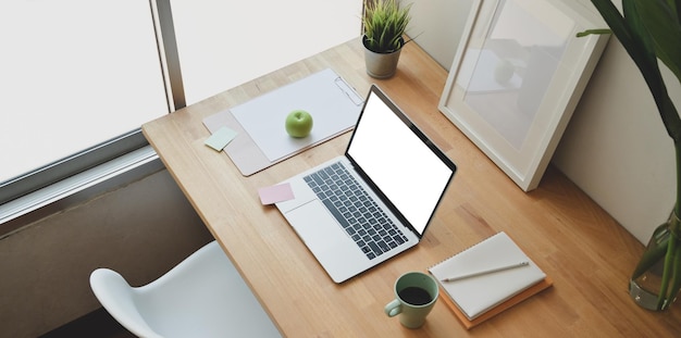 Hooghoekweergave van de laptop op tafel