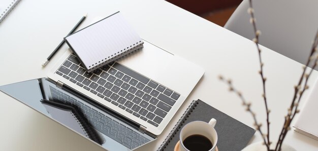 Foto hooghoekweergave van de laptop op tafel