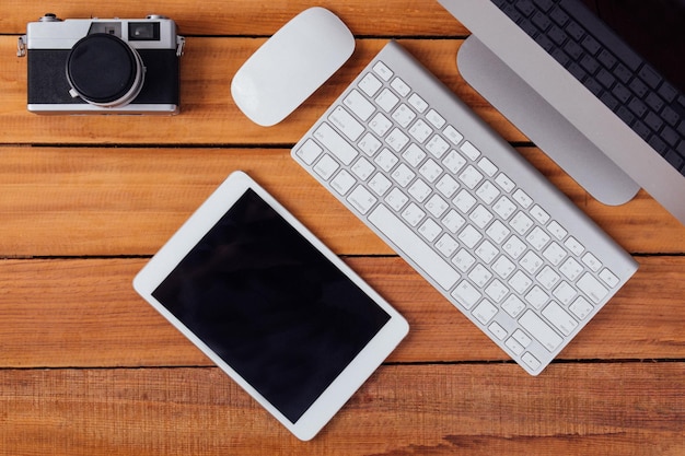 Foto hooghoekweergave van de laptop op tafel