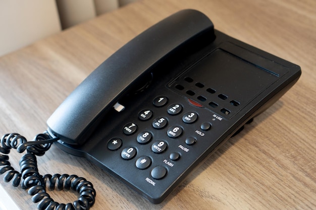 Foto hooghoekweergave van de telefoon op tafel