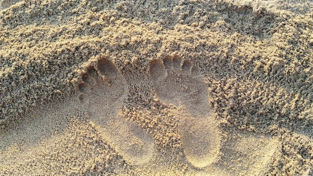Hooghoekweergave van de voetafdruk op zand