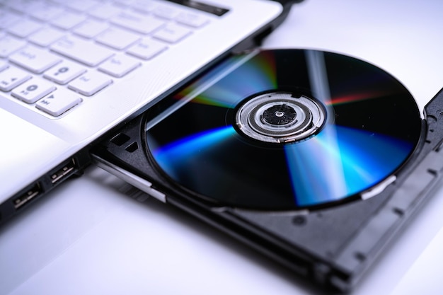 Hooghoekweergave van een compact disc in een laptop cd-speler