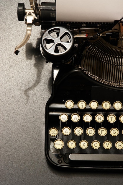 Hooghoekweergave van een oude schrijfmachine op tafel