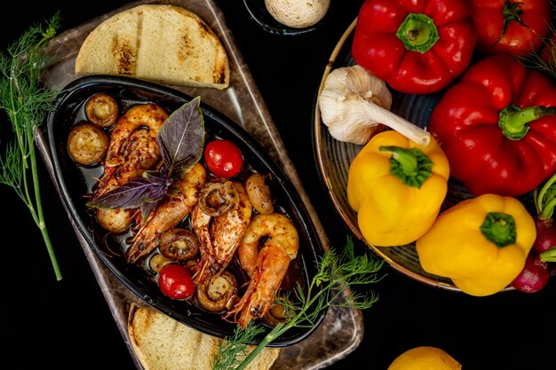 Foto hooghoekweergave van fruit en groenten op tafel