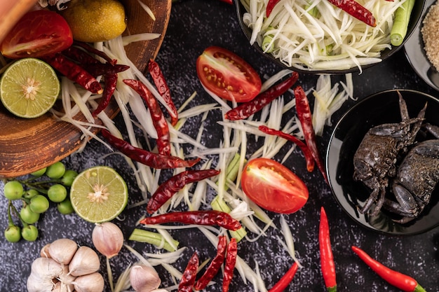 Hooghoekweergave van fruit en groenten op tafel