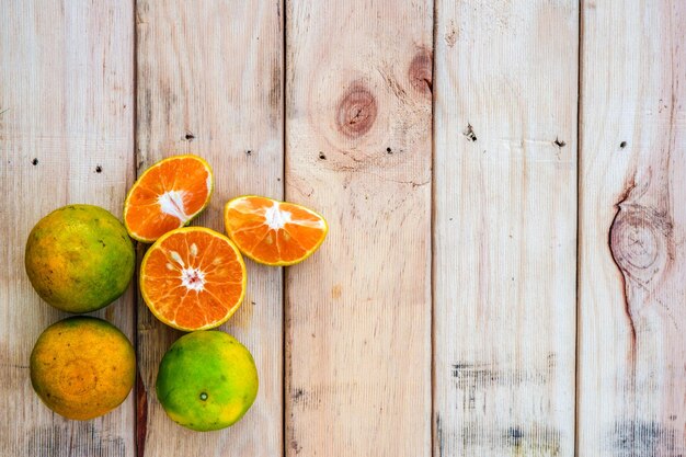 Foto hooghoekweergave van fruit op tafel