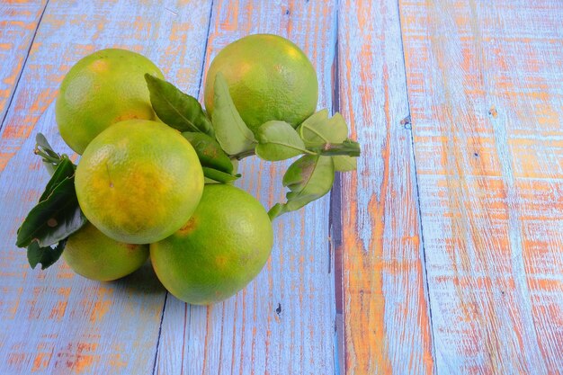 Hooghoekweergave van fruit op tafel