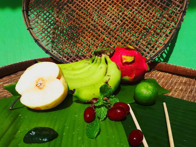 Foto hooghoekweergave van fruit op tafel