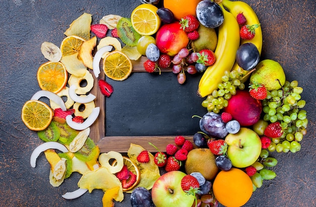 Foto hooghoekweergave van fruit op tafel