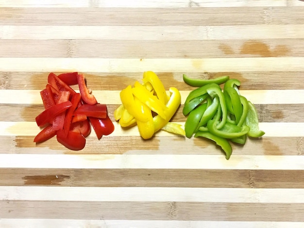 Foto hooghoekweergave van groenten op tafel