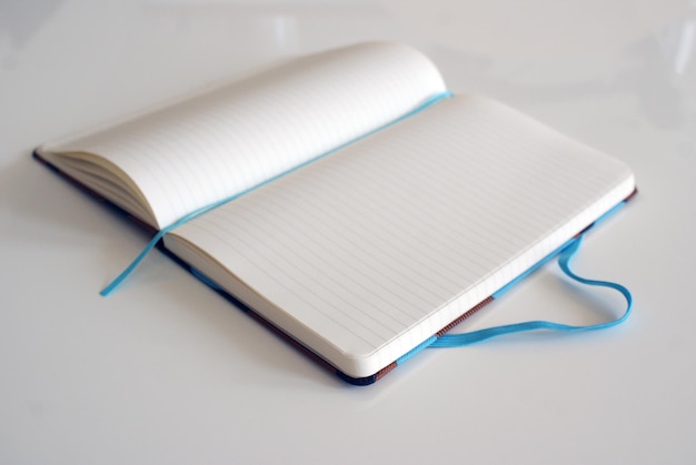 Hooghoekweergave van het boek op tafel