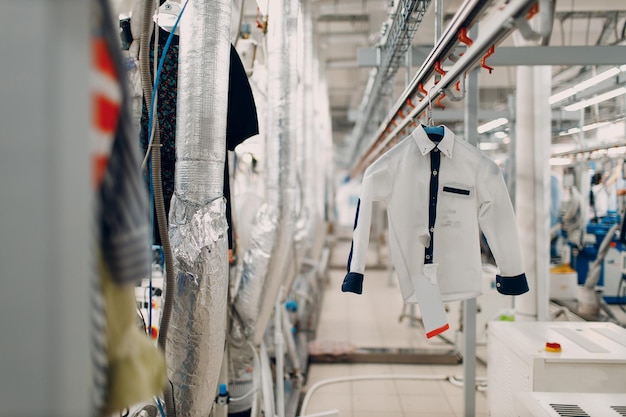 Foto hooghoekweergave van kleding die op een rek hangt