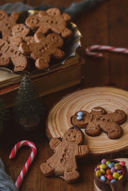 Hooghoekweergave van koekjes op tafel