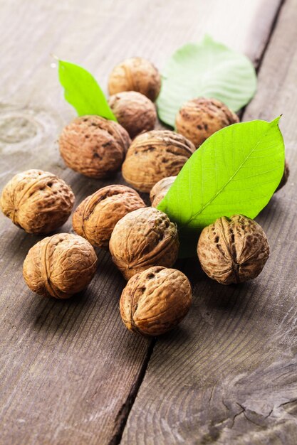 Hooghoekweergave van koekjes op tafel