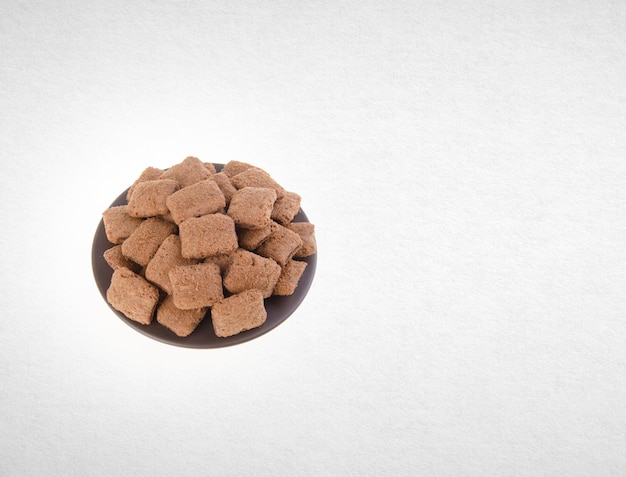 Hooghoekweergave van koekjes tegen een witte achtergrond