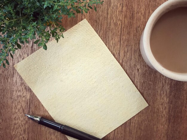 Hooghoekweergave van koffie op tafel