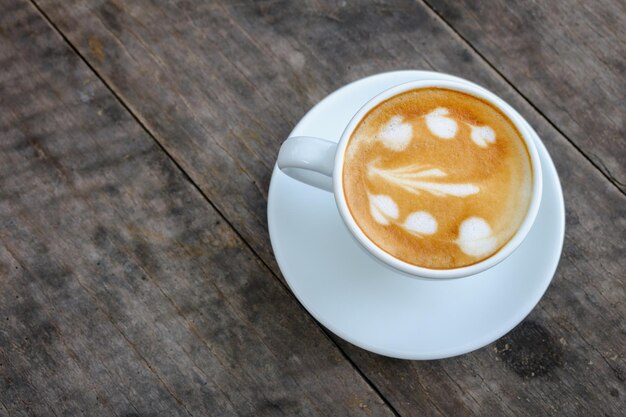 Foto hooghoekweergave van koffie op tafel