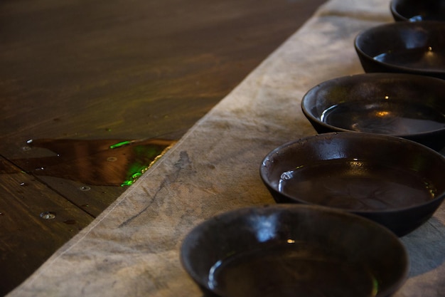 Foto hooghoekweergave van koffie op tafel