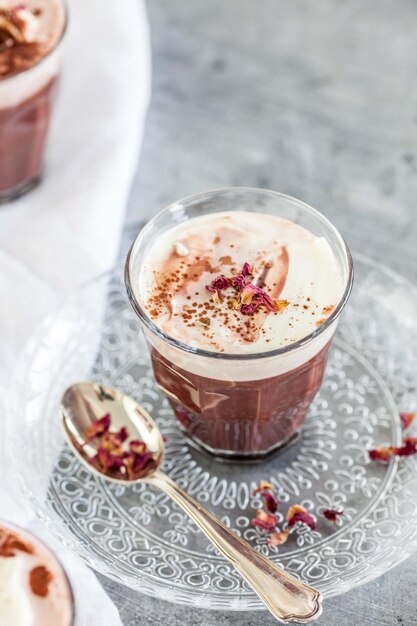 Hooghoekweergave van koffie op tafel