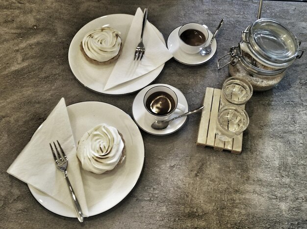 Foto hooghoekweergave van koffie op tafel