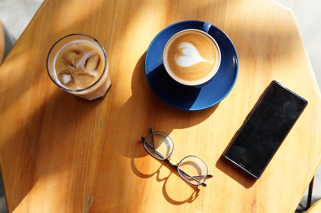 Hooghoekweergave van koffie op tafel