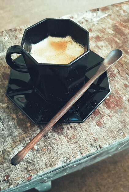 Foto hooghoekweergave van koffie op tafel