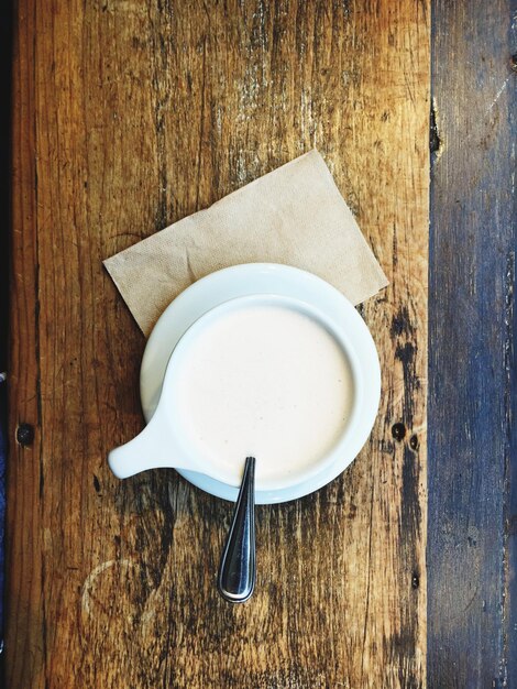 Foto hooghoekweergave van lege koffie op tafel