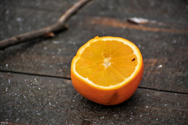 Hooghoekweergave van oranje op hout