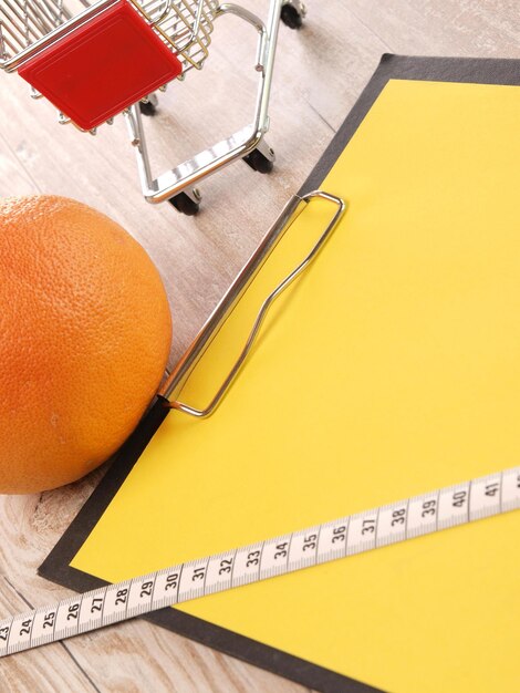 Hooghoekweergave van oranje op tafel